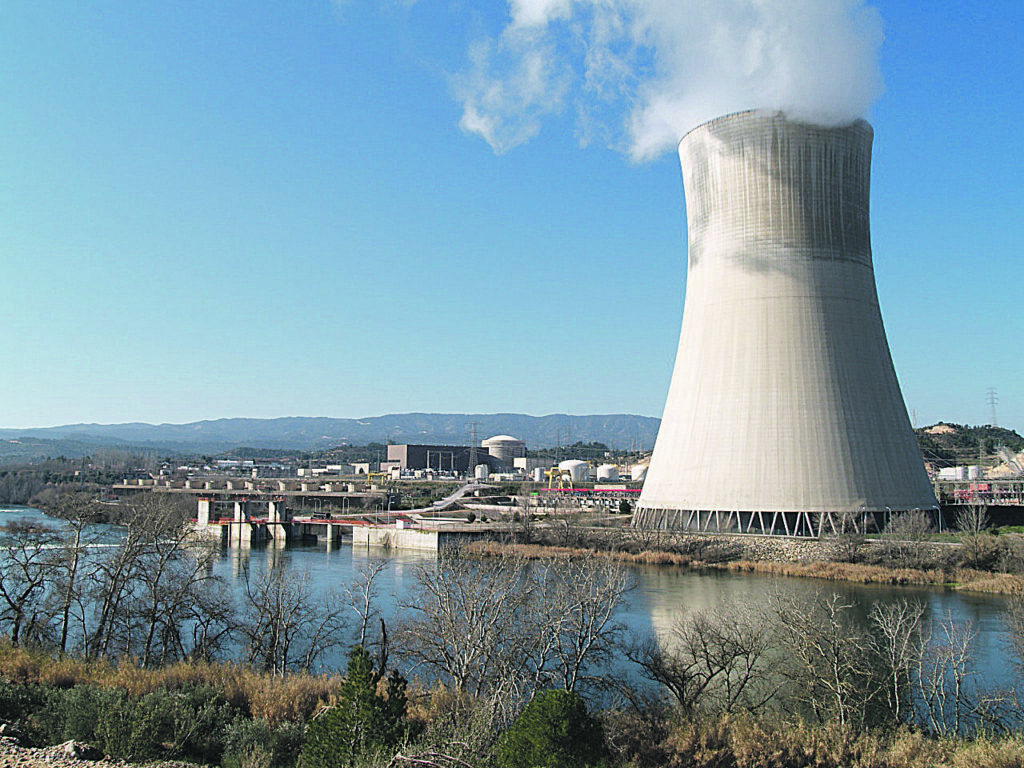 Los dos reactores nucleares de Ascó, refrigerados con agua del Ebro