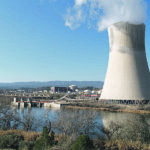Los dos reactores nucleares de Ascó, refrigerados con agua del Ebro