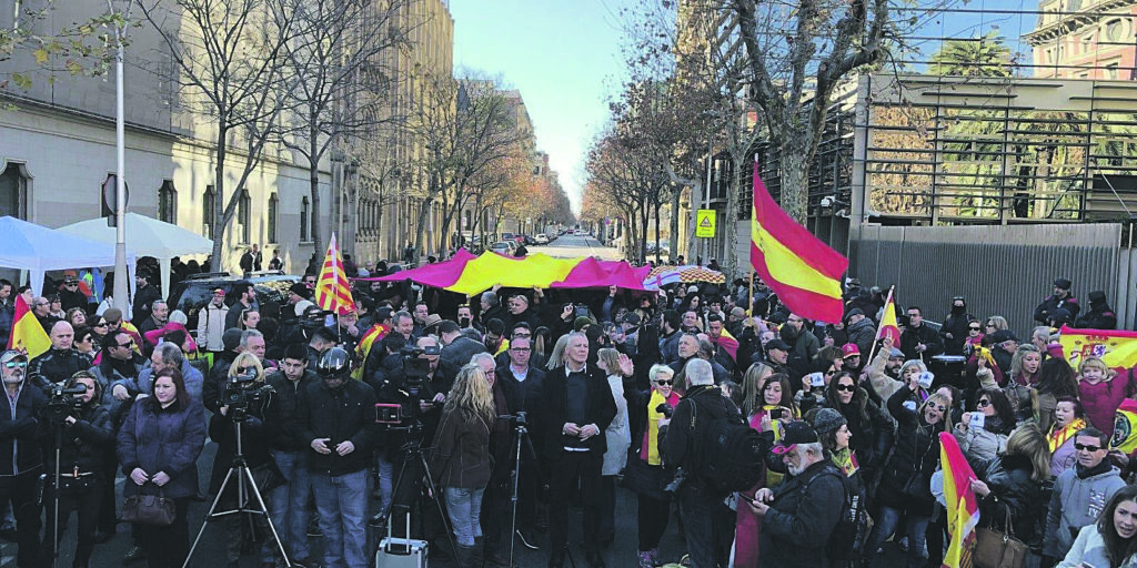 Ciutadans, Vox i Plataforma per Catalunya manifestant-se amb Mossos pe