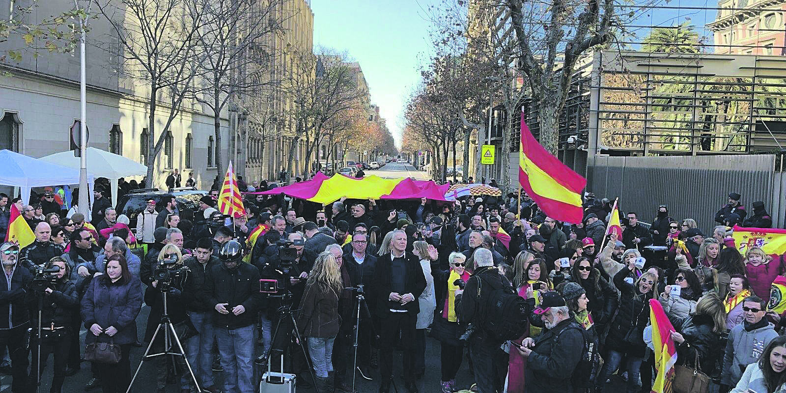 Ciudadanos, Vox y Plataforma per Catalunya manifestándose con los Mossos por la Constitución.