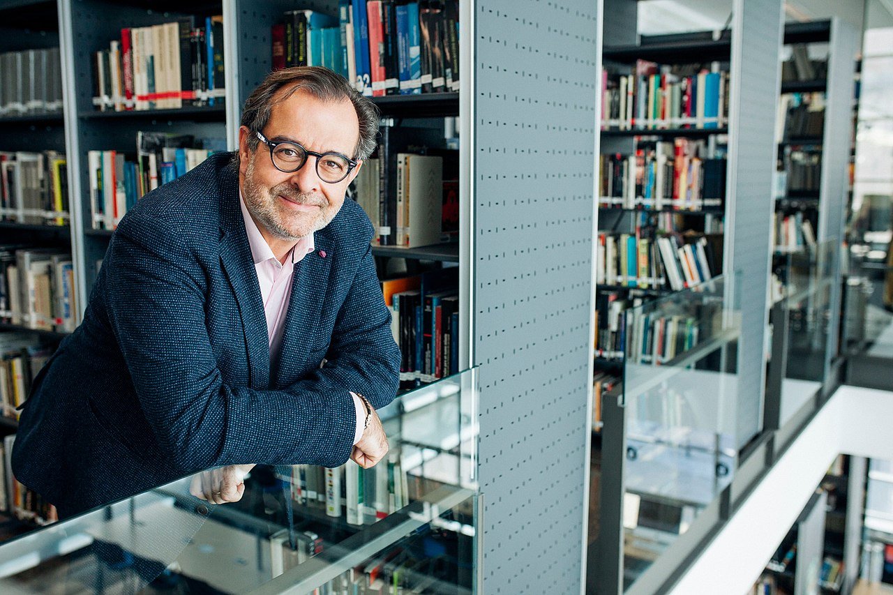 El nuevo director del Periódico, en la biblioteca de la Universidad Ramo