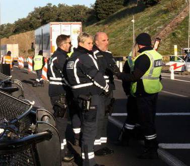 Agents al pas fronterer de la Jonquera.