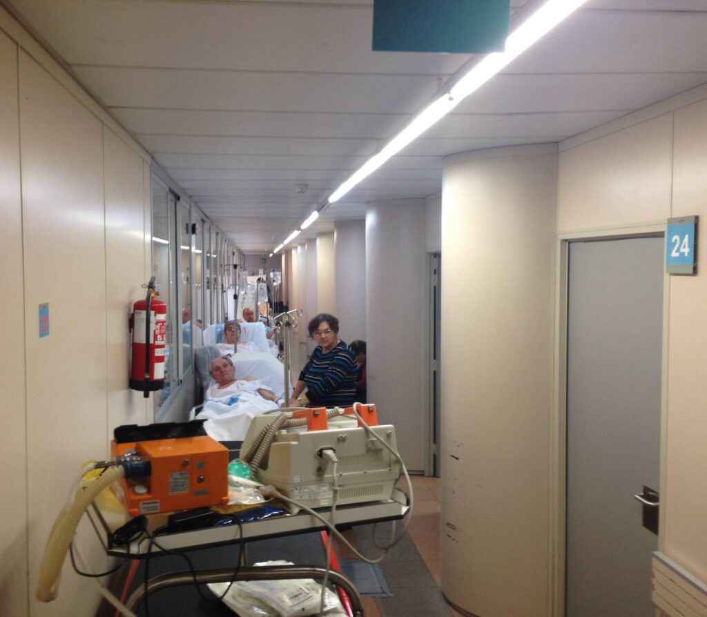 Vall d'Hebron, passadís convertit en 'box' d'urgències