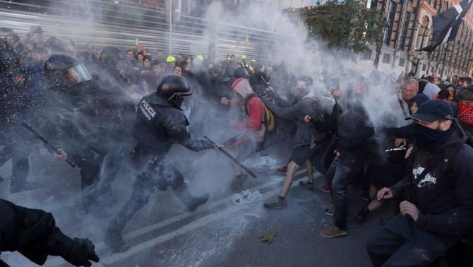 Càrregues dels Mossos als CDR