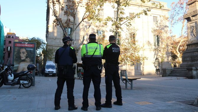 Agents davant la Llotja de Mar