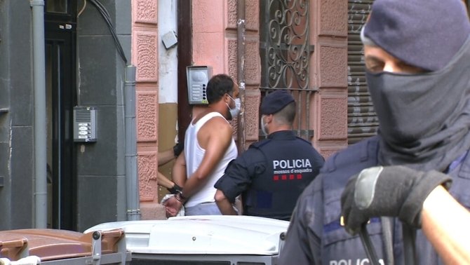 Uno de los detenidos durante la operación