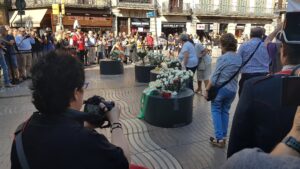 Dipositen flors a La Rambla en record de les víctimes de l'atemptat d