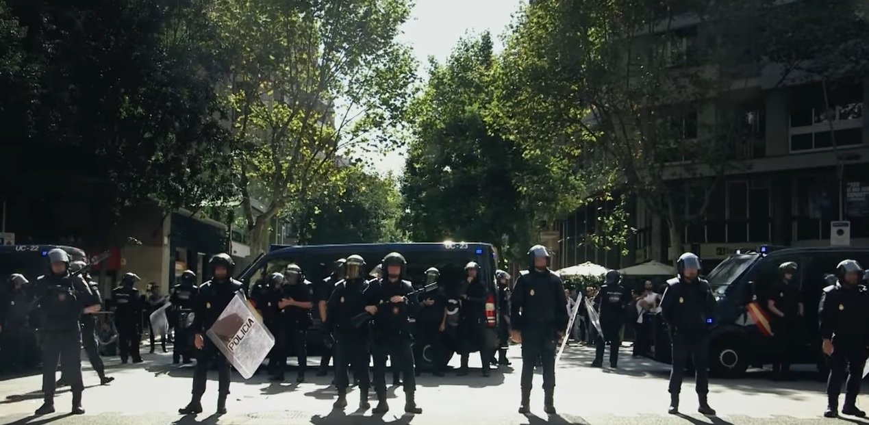 Agentes policiales ante la sede de la CUP el 20 de septiembre de 2017