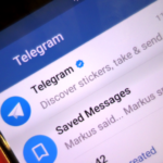 Pantalla de un teléfono móvil conectado a Telegram