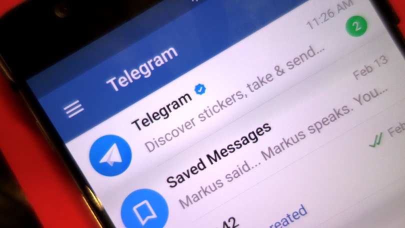 Pantalla d'un telèfon mòbil connectat a Telegram