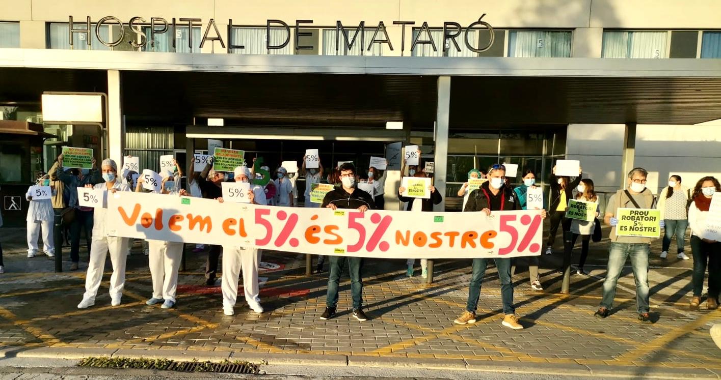 Concentració de sanitaris davant de l'Hospital de Mataró