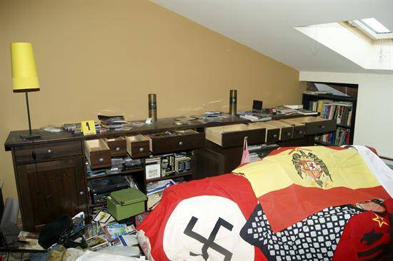 Material feixista a casa d'un diputat del partiti neonazi grec Alba Daurat