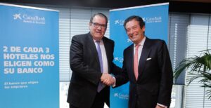 El president de la Confederació Espanyola d'Hotels i Allotjaments Turístics, Juan Molas, i el director executiu de Banca d'Empreses de CaixaBank, Luis Cabanas