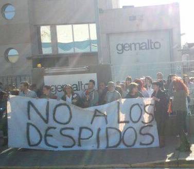Treballadors es manifesten davant la fàbrica de parets