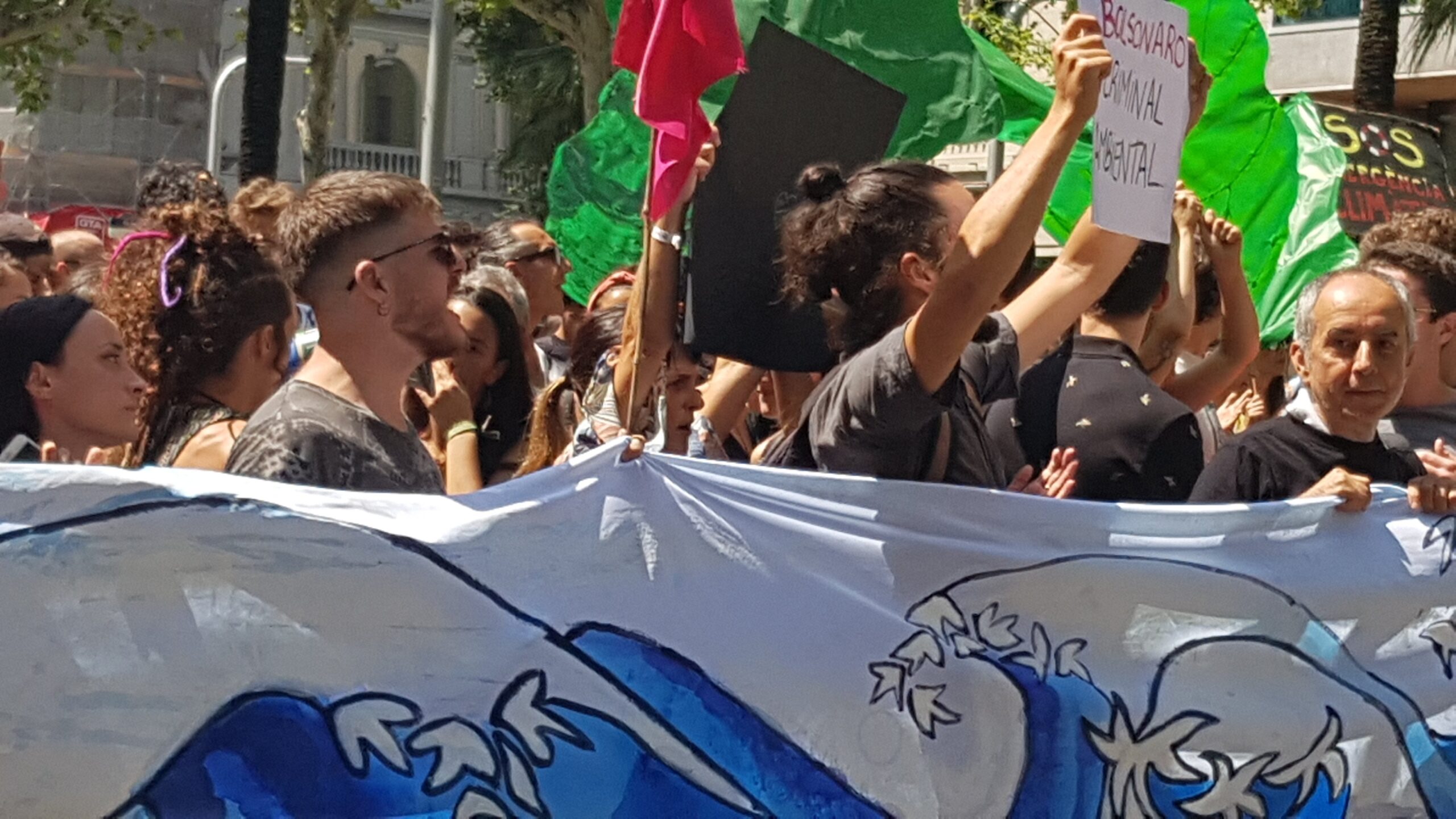 Manifestantes en defensa de la selva amazónica delante del consulado de Brasil