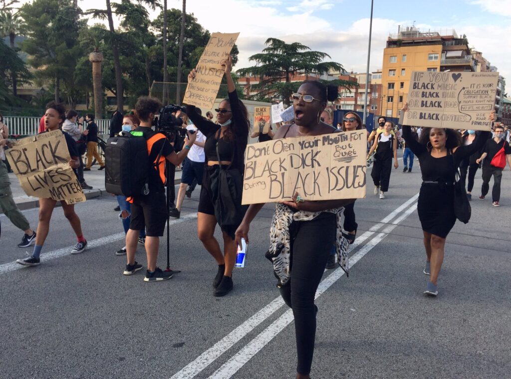 Manifestación contra el asesinato de George Floyd ante el consulado de Estados Unidos, en Barcelona