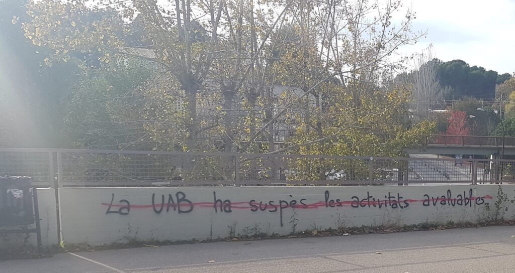 Pintada sobre les avaluacions a la UAB arran de la vaga indefinida ja