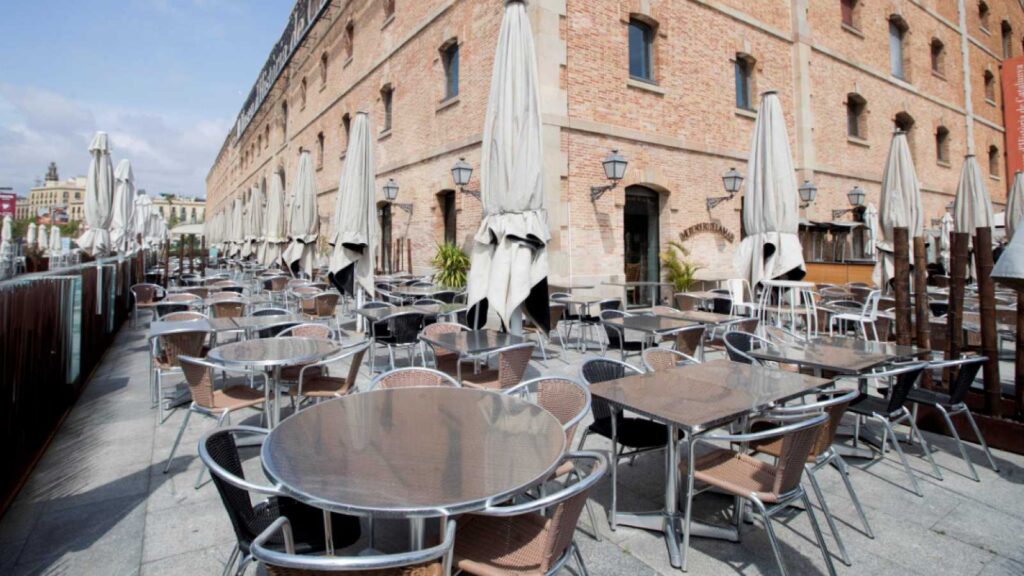 Las mesas de la terraza del restaurante def Palau de Mar, en Barcelona,