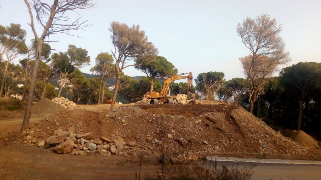 Excavadoras actuando en la zona del Monte de Montcal, en Begur