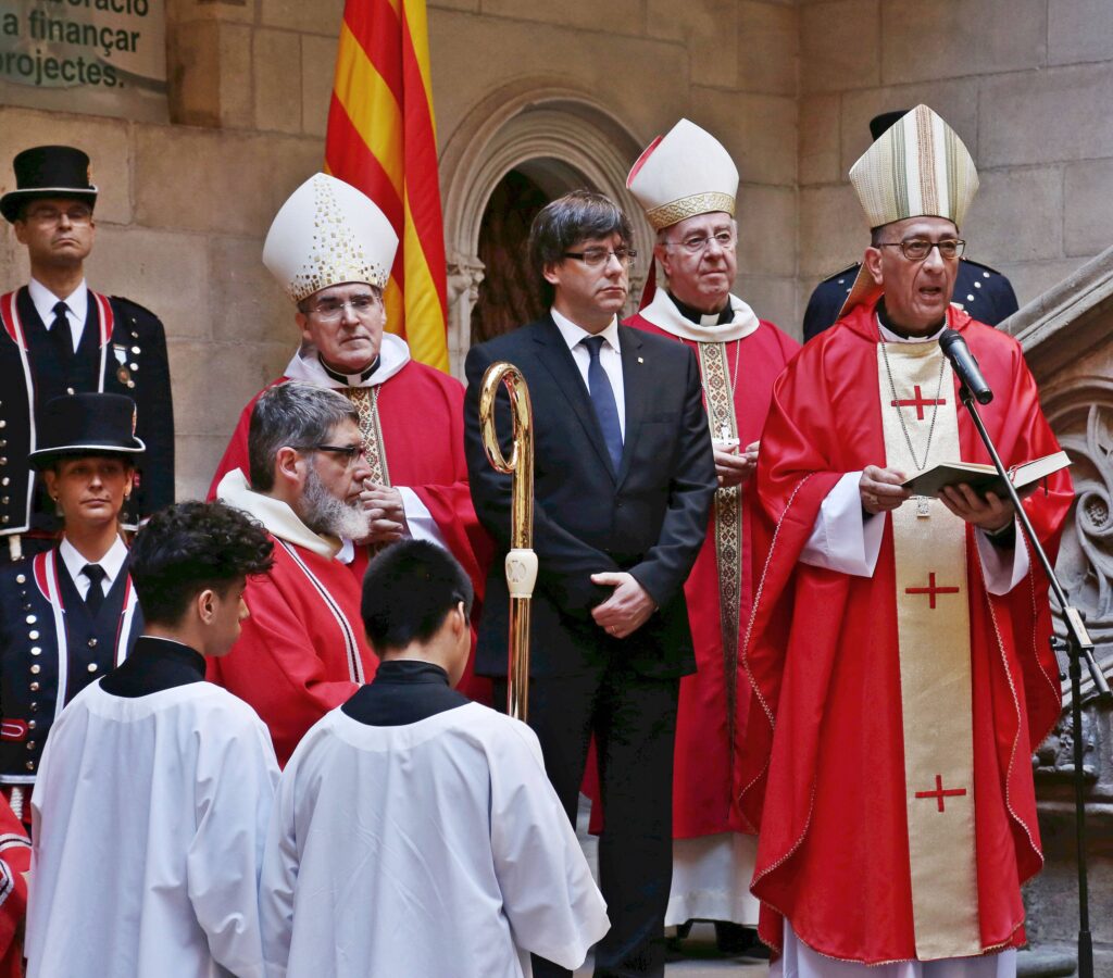 Carles Puigdemont i Joan Josep Omella, en una cerimònia cristiana al