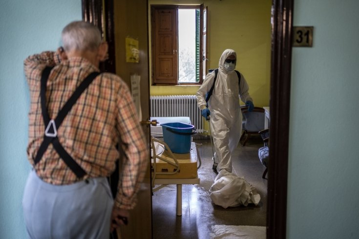 Bomberos desinfectan una habitación de una residencia de ancianos