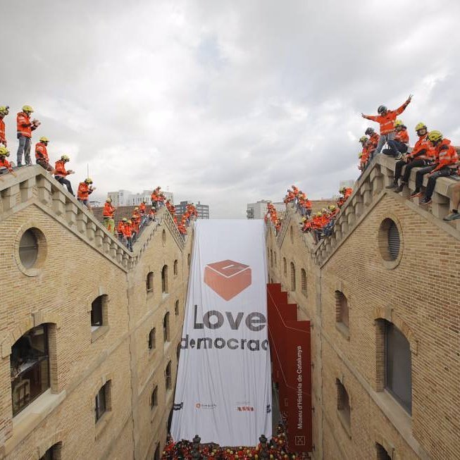 Els bombers de l'ANC, penjant una pancarta abans de l'1-O