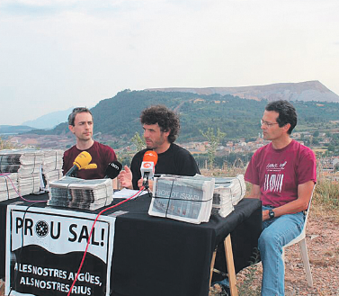 Arnau Carné (BDS), Jordi Iborra (Prou Sal) i Jordi Badia (MontSalat), amb l'escombrera del Cogulló al fons