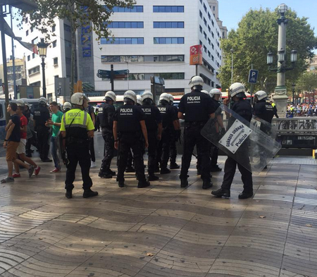 La Guàrdia Urbana ha acordonat l'entrada a plaça Catalunya