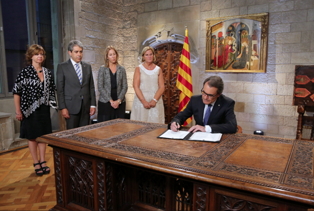Artur Mas, signant la convocatòria d'eleccions del 2015