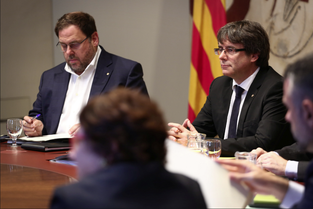 Puigdemont y Junqueras, durante una reunión del gobierno de la Generalitat