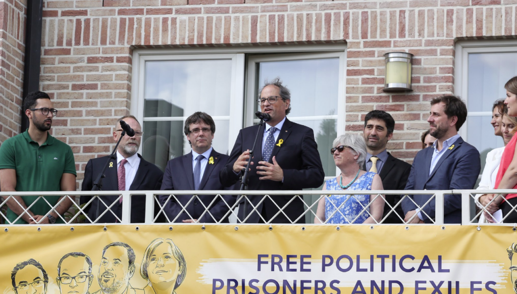 Quim Torra, dando un discurso ante el domicilio de Carles Puigdemont en Waterloo