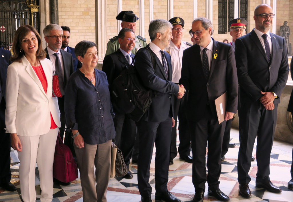 Apretón de manos entre el ministro Grande-Marlaska y el presidente Torra