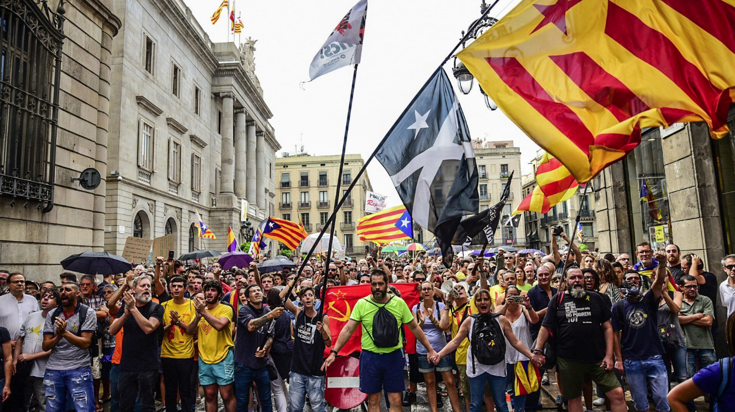 Manifestación en la plaza de Sant Jaume