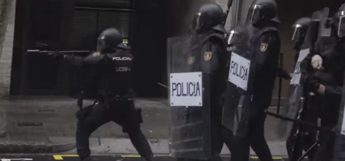 L'1-O, los agentes policiales dispararon balas de goma delante del colegio Ramon Llull de Barcelona