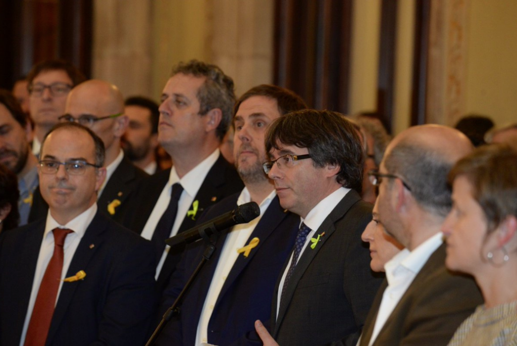 Puigdemont y Junqueras, el 27 de octubre del 2017, en las escaleras del Parlamento de Cataluña