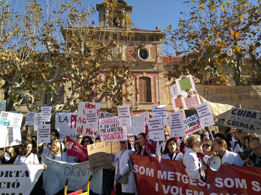 Protesta de médicos ante el Parlamento de Cataluña