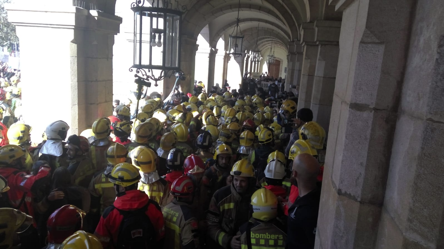 Protesta de los bomberos en el Parlamento catalán