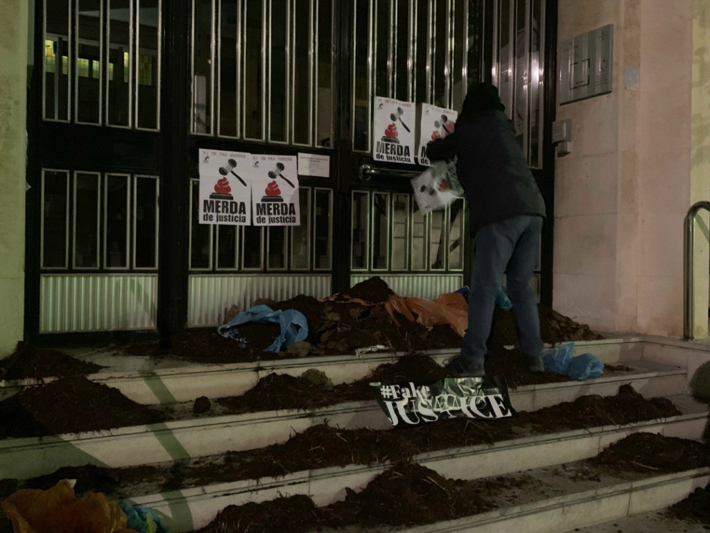 Los CDR protestan abocando estiércol en los juzgados