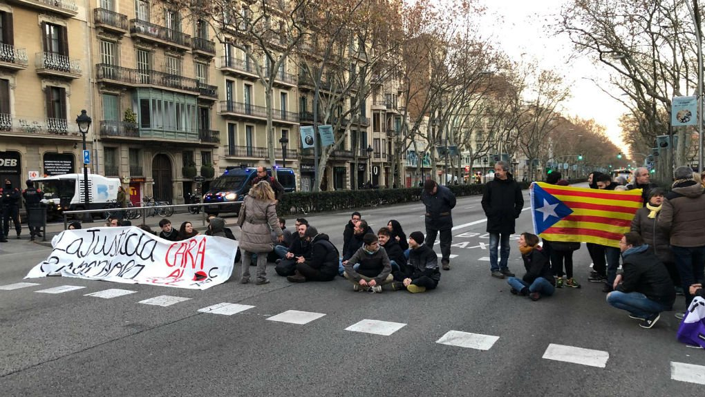CDR cortando la Gran Vía de Barcelona