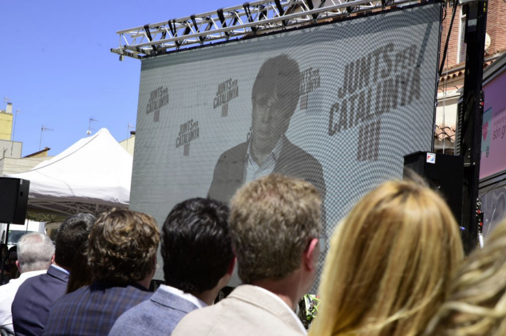 Carles Puigdemont, interviniendo en un acto de campaña de JxCat