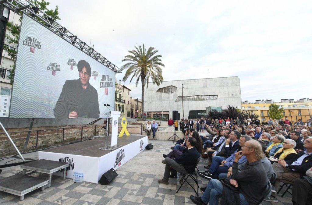 Puigdemont, interviniendo por videoconferencia durante la campaña de Jx