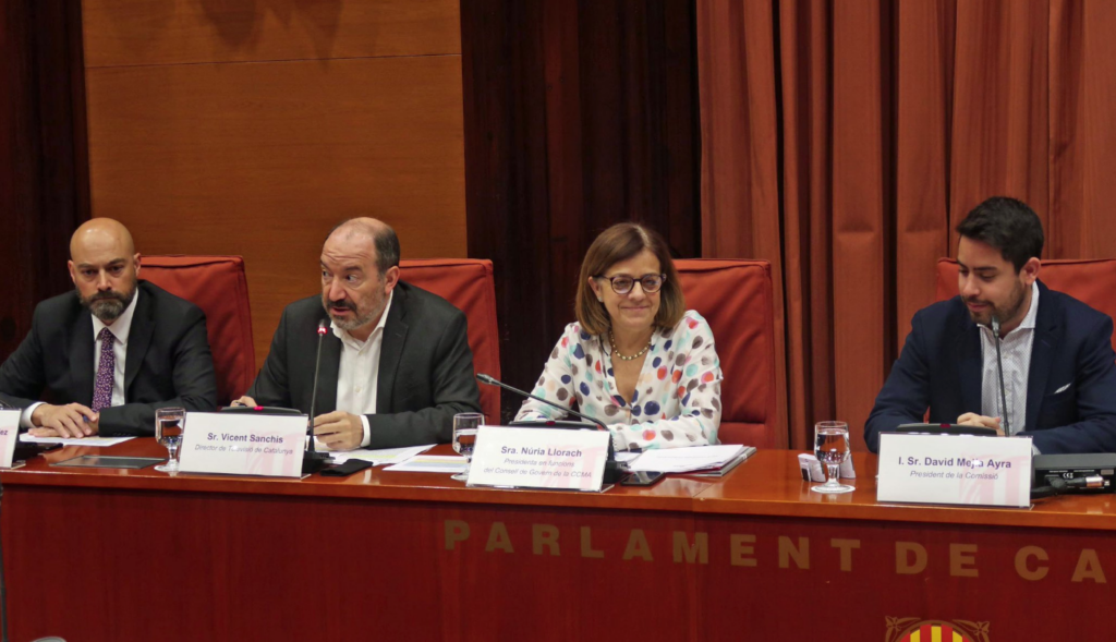 Núria Llorach, en el Parlamento catalán, acompañada de Vicent Sanchis y Saül Gordillo