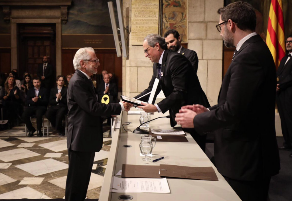 Viver Pi-Sunyer, recibiendo la medalla de oro de la Generalitat