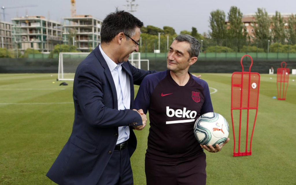 Josep Maria Bartomeu, saludando al entrenador del primer equipo de fútbol, Ernesto Valverde
