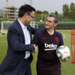 Josep Maria Bartomeu, saludando al entrenador del primer equipo de fútbol, Ernesto Valverde