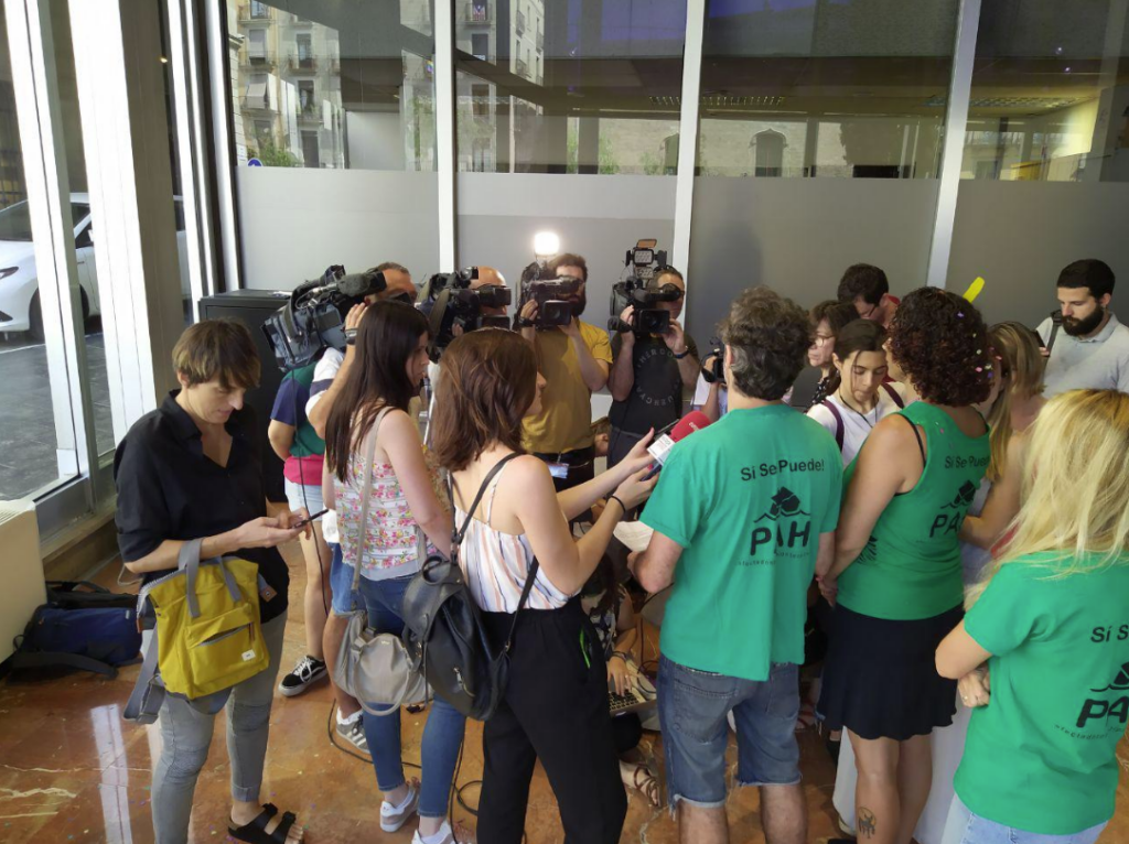 Activistas de la PAH, en el vestíbulo del Ayuntamiento de Barcelona