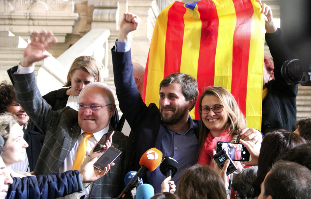 Toni Comín, con los también exconsejeros Meritxell Serret y Lluís Puig