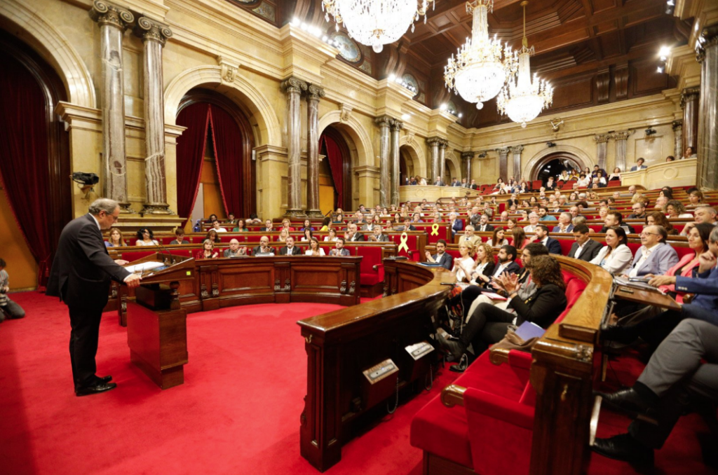 Torra, ante su gobierno y los diputados del Parlamento catalán