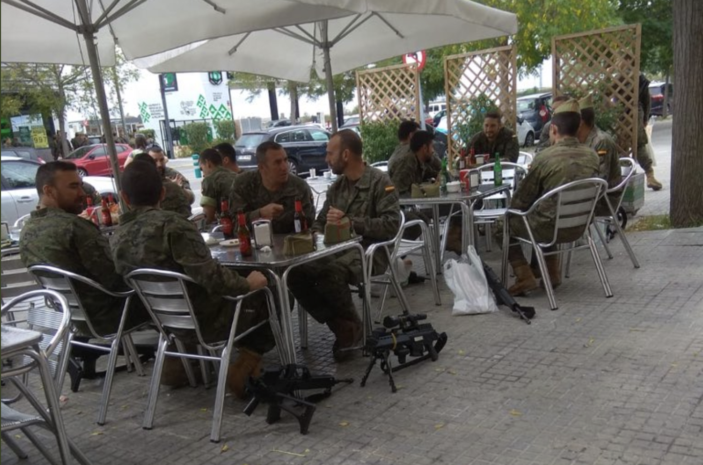Legionarios en una terraza de Vilafranca