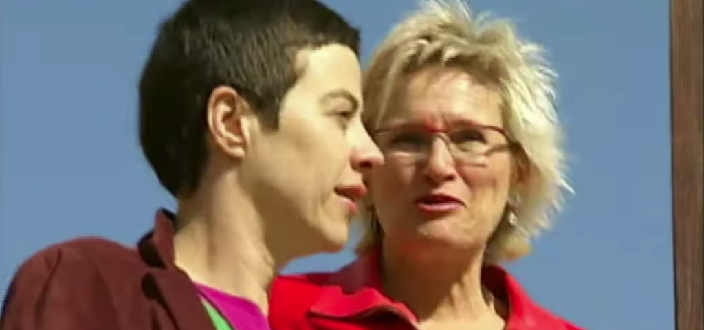 Imma Mayol, de rojo, en segundo plano